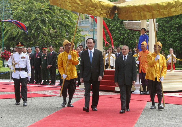Prensa camboyana resalta significado de visita del presidente vietnamita - ảnh 1