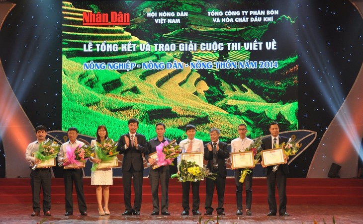 Entregan premios del concurso vietnamita de escritura sobre agricultura del 2015 - ảnh 1