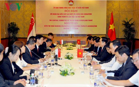 Vietnam y Singapur refuerzan colaboración bilateral e intercambio popular  - ảnh 1