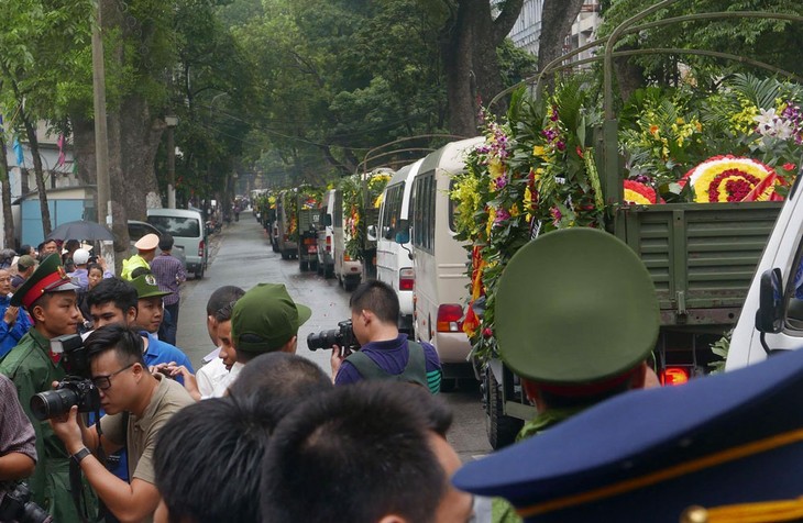 Efectúan en Hanoi solemnes funerales de la tripulación de avión accidentado - ảnh 2