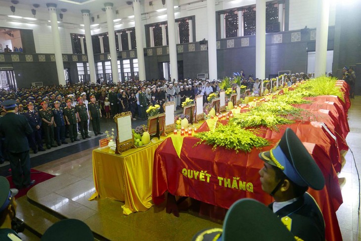 Efectúan en Hanoi solemnes funerales de la tripulación de avión accidentado - ảnh 1
