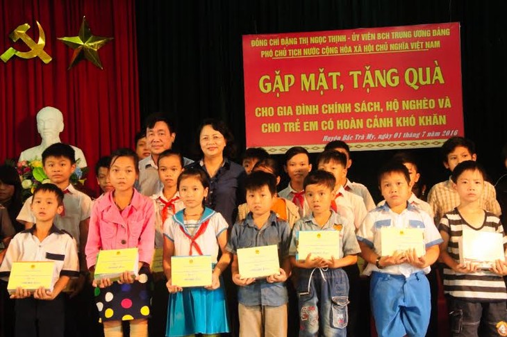Vicepresidenta vietnamita visita familias beneficiadas de políticas preferenciales  - ảnh 1