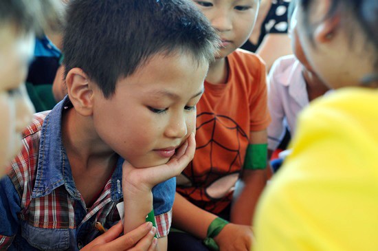 Hanoi une las manos para ayudar a niños seropositivos a incorporarse a la sociedad - ảnh 1