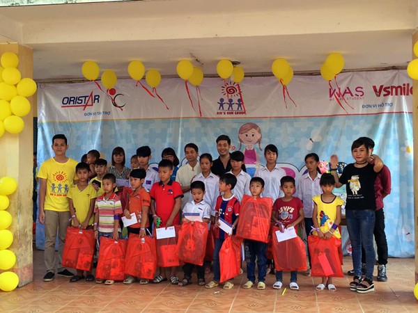 Hanoi une las manos para ayudar a niños seropositivos a incorporarse a la sociedad - ảnh 2