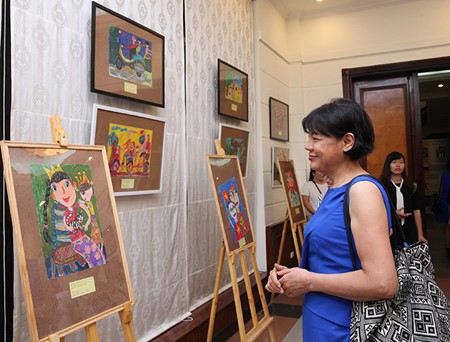 Celebran exposición de pinturas infantiles sobre la familia en Hanoi - ảnh 1
