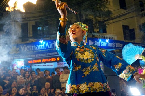 Vibrantes espectáculos de música popular deleitan a turistas en casco histórico de Hanoi - ảnh 1