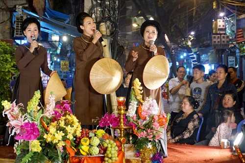 Vibrantes espectáculos de música popular deleitan a turistas en casco histórico de Hanoi - ảnh 3