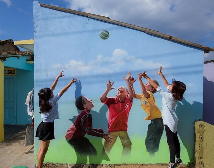 Primera aldea con pintura mural de Vietnam atrae a jóvenes - ảnh 5