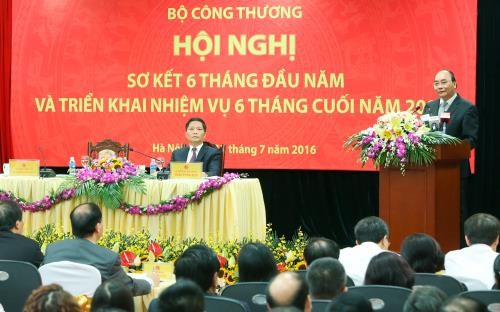 Premier vietnamita exhorta a mayor empeño del sector industria-comercio  - ảnh 1
