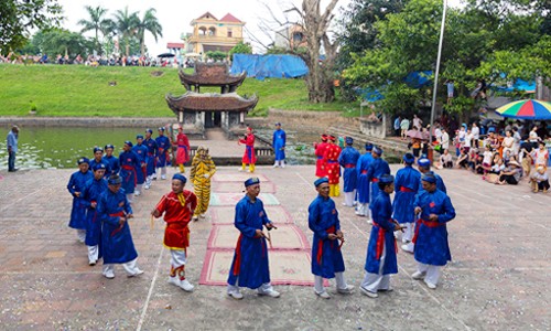 Singularidad del canto y baile de Ai Lao en el Festival del Santo Giong - ảnh 1