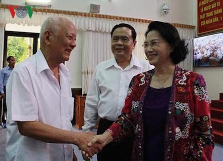 Jefa del Parlamento de Vietnam en encuentro con electores sureños - ảnh 1