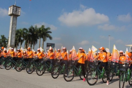 Mil personas pedalean por las víctimas del agente naranja  - ảnh 1