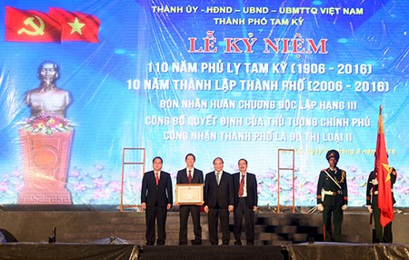 Primer ministro urge a promover la urbanización de la ciudad de Tam Ky  - ảnh 1