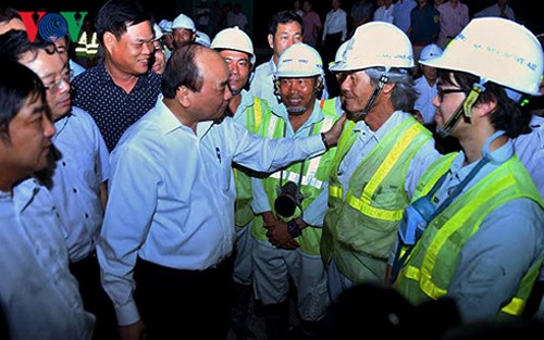 Primer ministro visita sitio de construcción de túnel montañoso en localidades centrales - ảnh 1