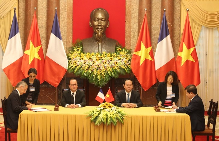 Comienzan primeras actividades del presidente francés en Vietnam  - ảnh 2