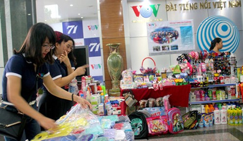 Voz de Vietnam conmemora 71 aniversario de su fundación con Feria humanitaria  - ảnh 1
