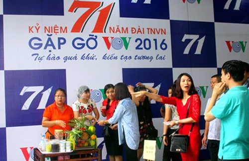 Voz de Vietnam conmemora 71 aniversario de su fundación con Feria humanitaria  - ảnh 14
