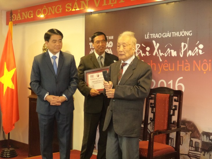 Celebran novena entrega del premio Bui Xuan Phai-Por el amor a Hanoi  - ảnh 1