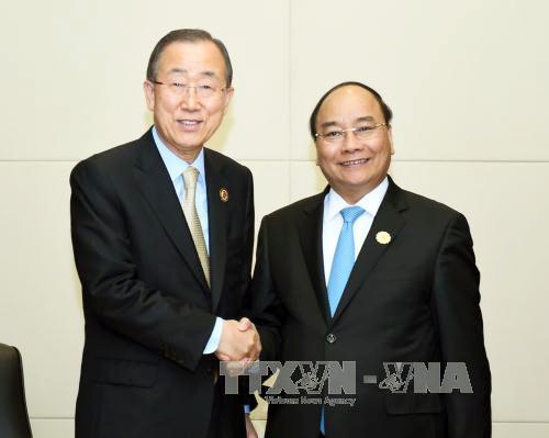 Primer ministro de Vietnam sigue su agenda de trabajo en reuniones de Asean en Laos - ảnh 1