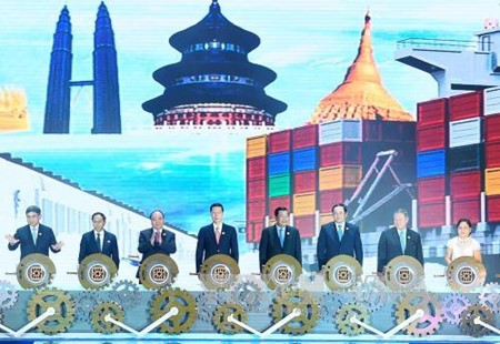 Primer ministro vietnamita confía en buen futuro de la cooperación Asean-China - ảnh 1