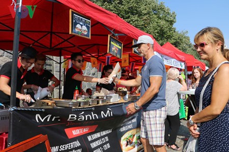 Comidas vietnamita apreciadas en Festival de Gastronomía Asiática en Praga - ảnh 1