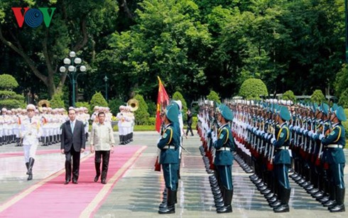Presidente filipino en visita oficial en Vietnam - ảnh 1
