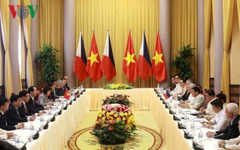 Presidente filipino en visita oficial en Vietnam - ảnh 2