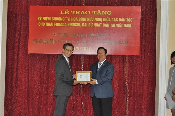Vietnam concede medalla “Por la paz y amistad entre los pueblos” al embajador japonés - ảnh 1