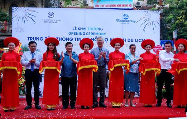 Inaugurado en Hanoi primer centro de información en apoyo a los turistas  - ảnh 1