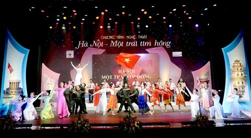 Realizan programa artístico para saludar 62 años del Día de la Liberación de Hanoi - ảnh 1