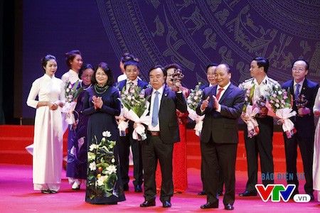 Gala en honor a los hombres de negocios vietnamitas sobresalientes de 2016  - ảnh 6