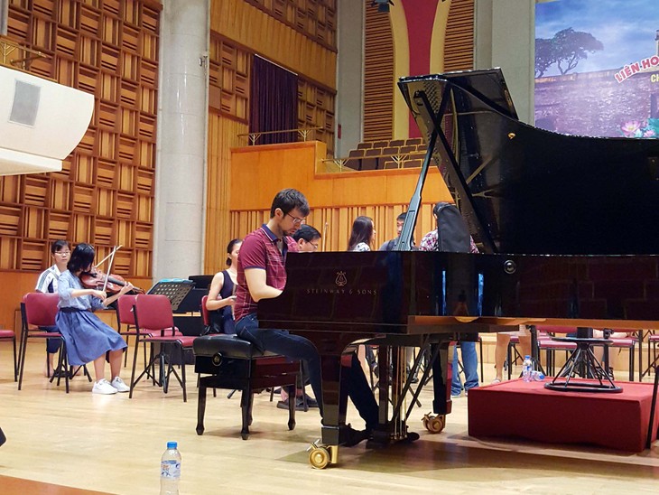 Director David Gómez Ramírez y la orquesta de la Academia Nacional de Música de Vietnam  - ảnh 2