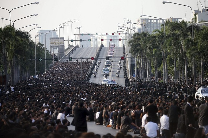Miles de tailandeses rinden homenaje a su fallecido rey - ảnh 1