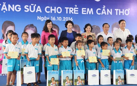 Actividades de apoyo a los niños en provincia sureña de Vietnam - ảnh 1
