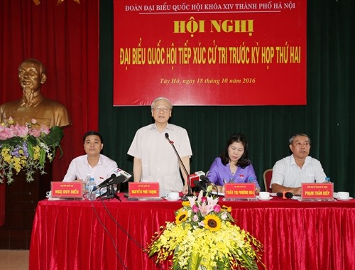 Líder partidista vietnamita en encuentro con electores capitalinos - ảnh 1