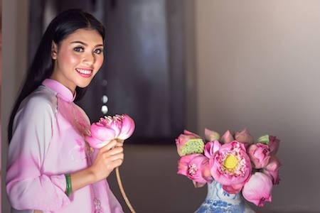 Modelos tailandesas en traje tradicional vietnamita - ảnh 4