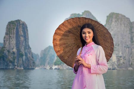 Modelos tailandesas en traje tradicional vietnamita - ảnh 12