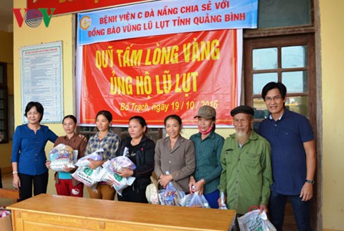 Provincia de Quang Binh ante inundaciones: simpatía y amor de persona a persona - ảnh 3