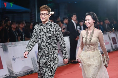 Celebridades vietnamitas en gala inaugural del IV Festival Internacional de Cine de Hanoi - ảnh 6