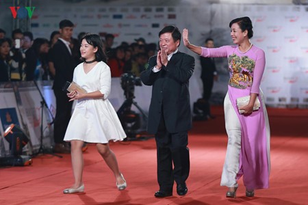 Celebridades vietnamitas en gala inaugural del IV Festival Internacional de Cine de Hanoi - ảnh 10