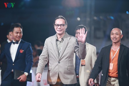 Celebridades vietnamitas en gala inaugural del IV Festival Internacional de Cine de Hanoi - ảnh 11