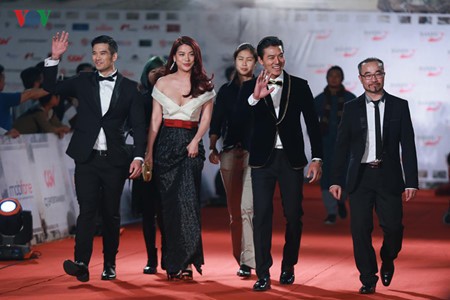 Celebridades vietnamitas en gala inaugural del IV Festival Internacional de Cine de Hanoi - ảnh 12