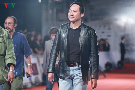 Celebridades vietnamitas en gala inaugural del IV Festival Internacional de Cine de Hanoi - ảnh 13