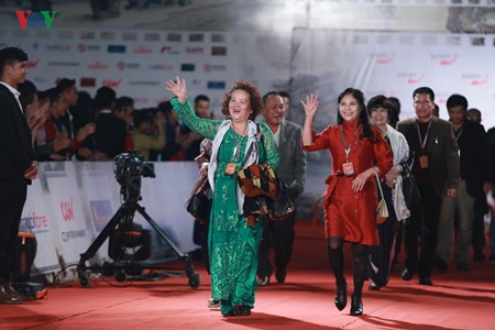 Celebridades vietnamitas en gala inaugural del IV Festival Internacional de Cine de Hanoi - ảnh 14
