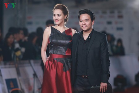 Celebridades vietnamitas en gala inaugural del IV Festival Internacional de Cine de Hanoi - ảnh 7