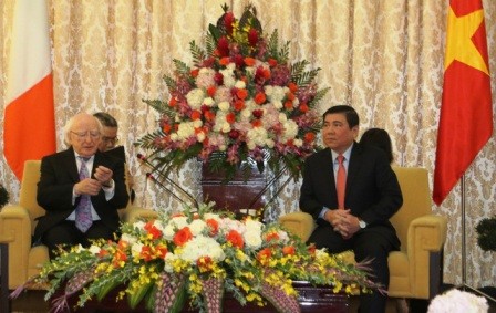 Autoridades de Ciudad Ho Chi Minh reciben al presidente irlandés - ảnh 1
