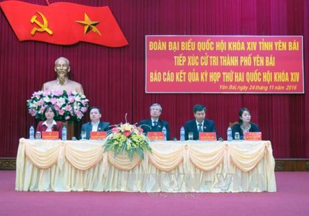 Dirigentes vietnamitas dialogan con electores después de sesión parlamentaria - ảnh 1