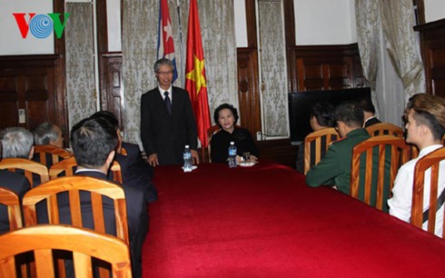 Presidenta del Parlamento vietnamita visita embajada nacional en Cuba  - ảnh 1