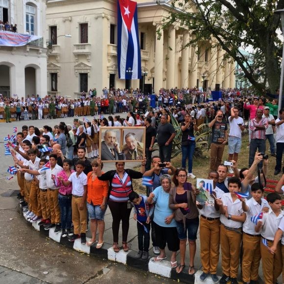 Aclamación popular a Fidel al arribar sus cenizas al centro de Cuba - ảnh 1