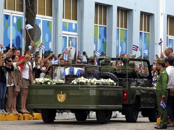 Aclamación popular a Fidel al arribar sus cenizas al centro de Cuba - ảnh 4